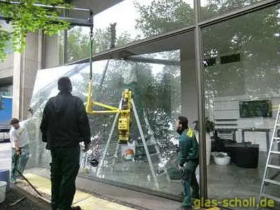 Schaufenster-Montage mit Verglasung von innen - mit Kran