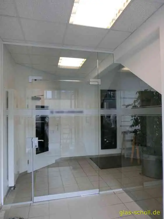 Zugangskontrolle mit einer Ganzglas-Anlage erstellt von Glas Scholl