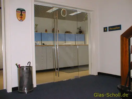 Umbau zur Ganzglastür im Büroeingang von Glas Scholl
